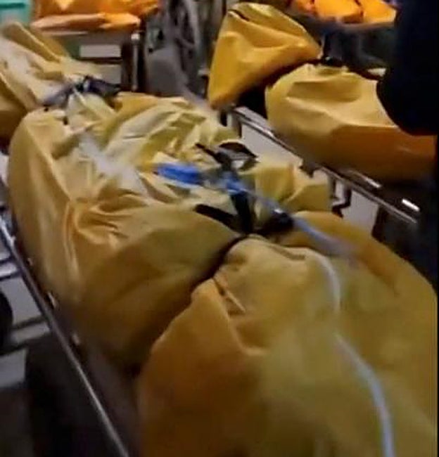 Bolsas de cadáveres acumulados en una funeraria de Chongqing, al suroeste del país