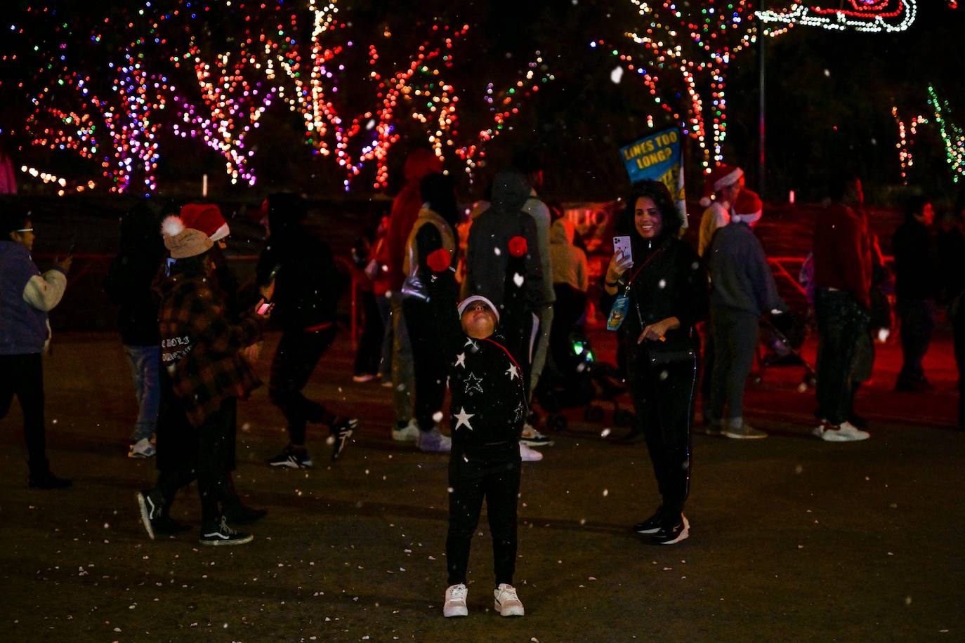 Mientras el resto del país se helaba, en las zonas costeras disfrutaron de su habitual clima apacible. En Miami, por ejemplo, lo vivieron de manera muy festiva y hasta tuvieron que usar nieve falsa en un parque temático sobre Santa Claus.