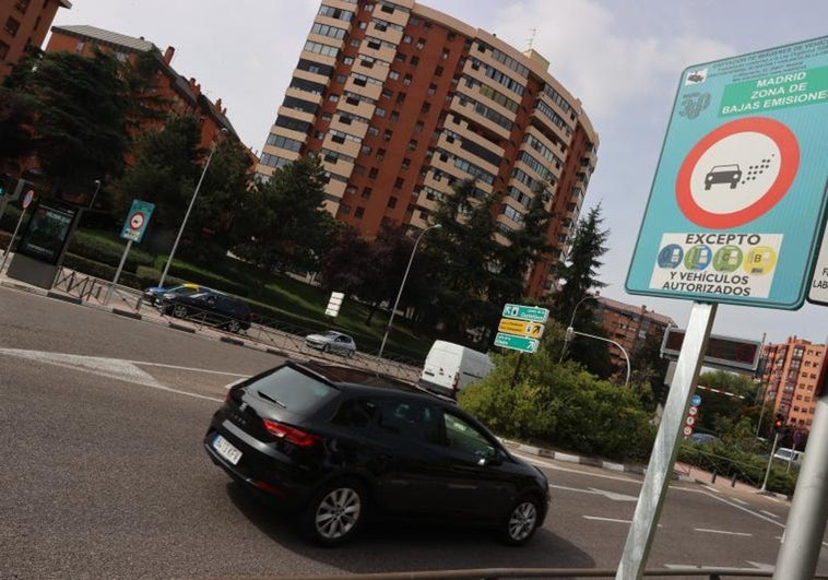 Los municipios de más de 50.000 restringirán el acceso de vehículos en periodos de alta contaminación