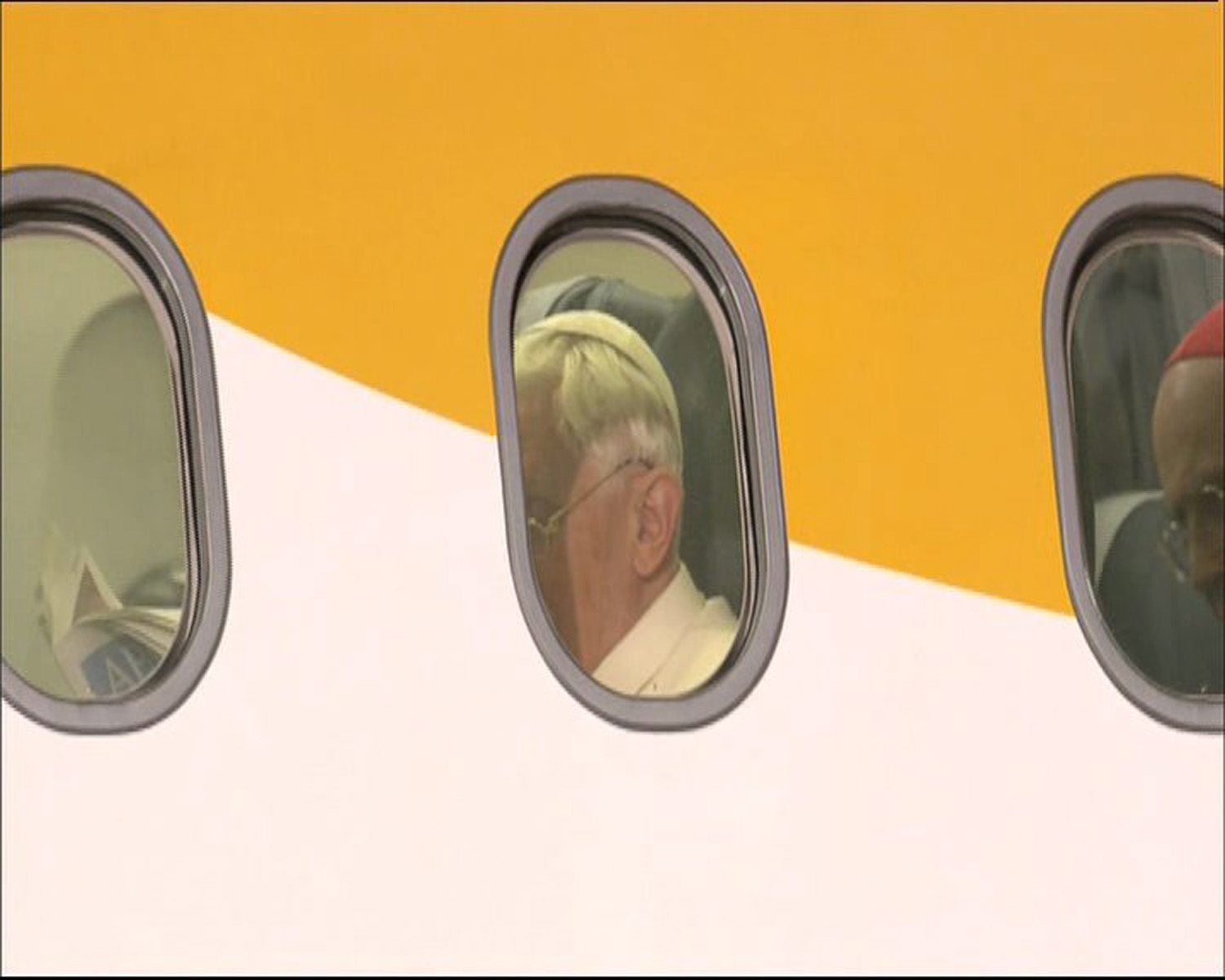 Visita del Papa a España: Benedicto XVI lee el ABC durante el vuelo que le trasladó desde Santiago de Compostela a Barcelona.