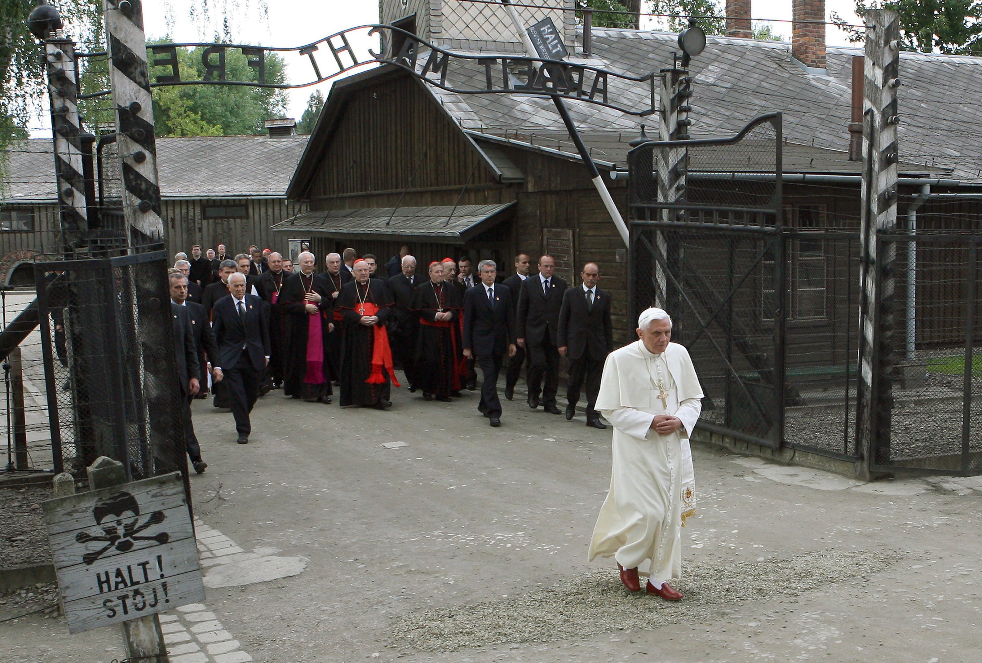El Papa Benedicto XVI cruza la entrada del campo de exterminio de Auschwitz en una visita a Polonia en 2006.