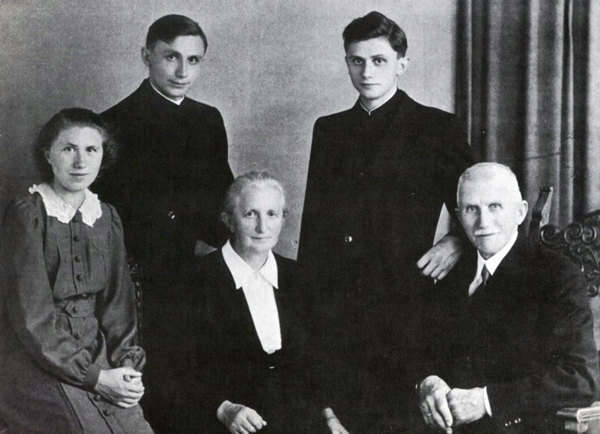 La fotografía, tomada en 1951, muestra a la familia de Josef Ratzinger (arriba, dcha.) en Freising, Baviera, después de la ordenación de él y su hermano Georg (arriba, izda.). Abajo, su hermana y sus padres.