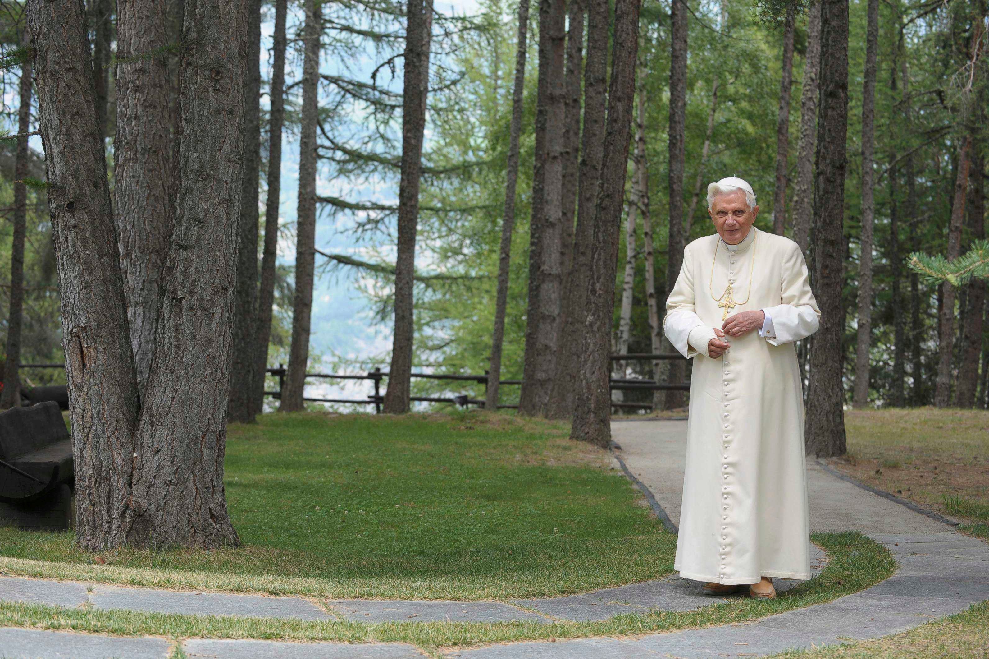 El Papa Benedicto XVI pasea por los Alpes italianos durante sus vacaciones en Les Combes el 21 de julio de 2009.