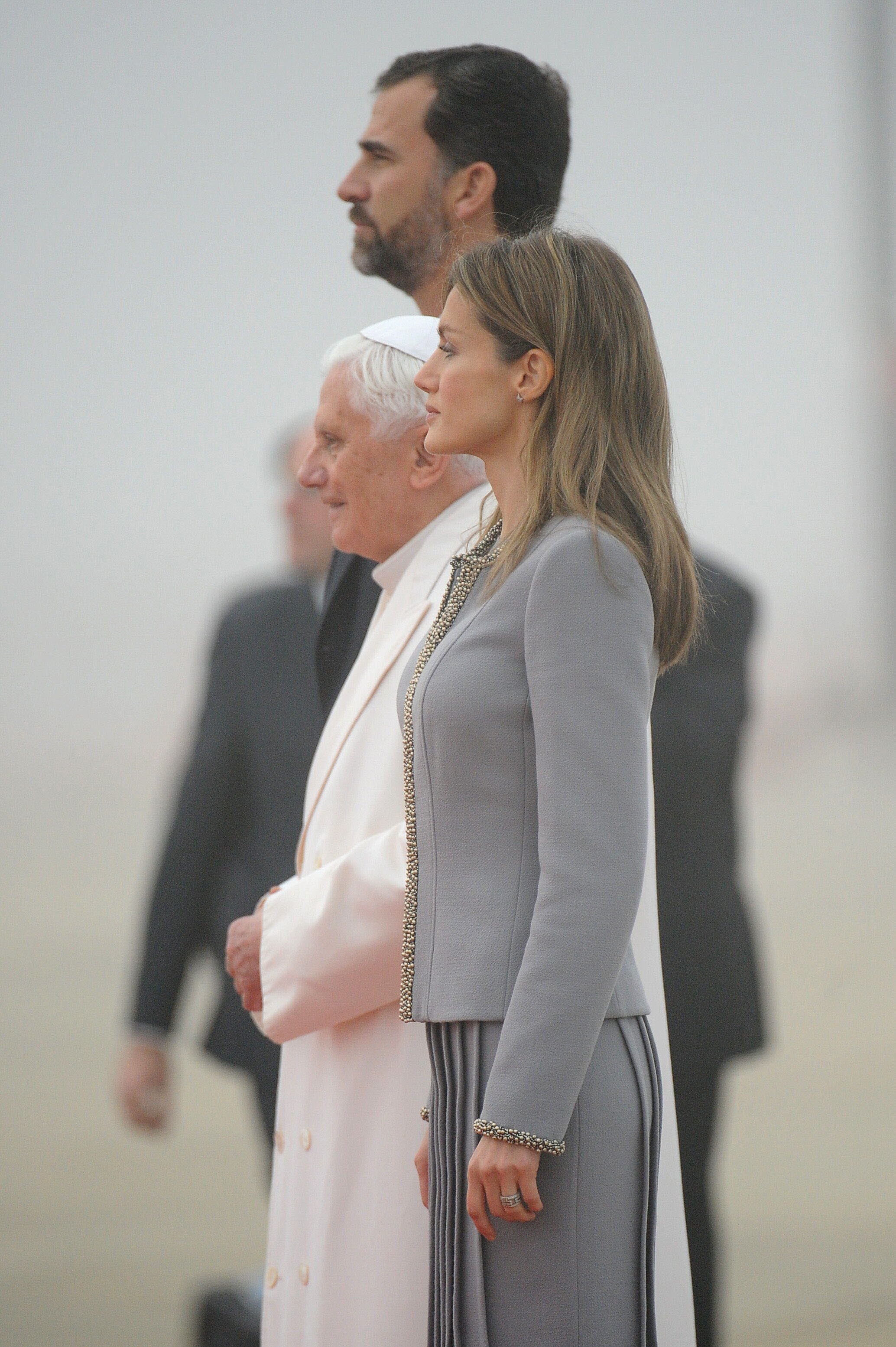Junto al entonces Príncipe Felipe y la Princesa Letizia, durante una ceremonia de bienvenida a su llegada al aeropuerto de Lavacolla, en Santiago de Compostela, el 6 de noviembre de 2010 para una visita de dos días a España