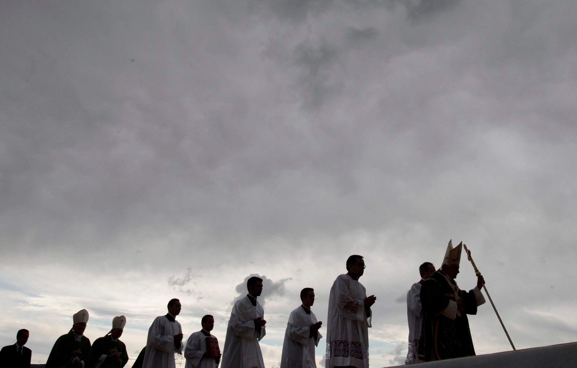El Papa Benedicto XVI, a la derecha, camina con su personal pastoral durante una misa en Lamezia Terme, Italia, el 9 de octubre de 2011.