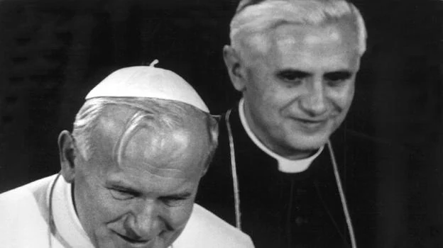 Juan Pablo II y el entonces cardenal Ratzinger en noviembre de 1980