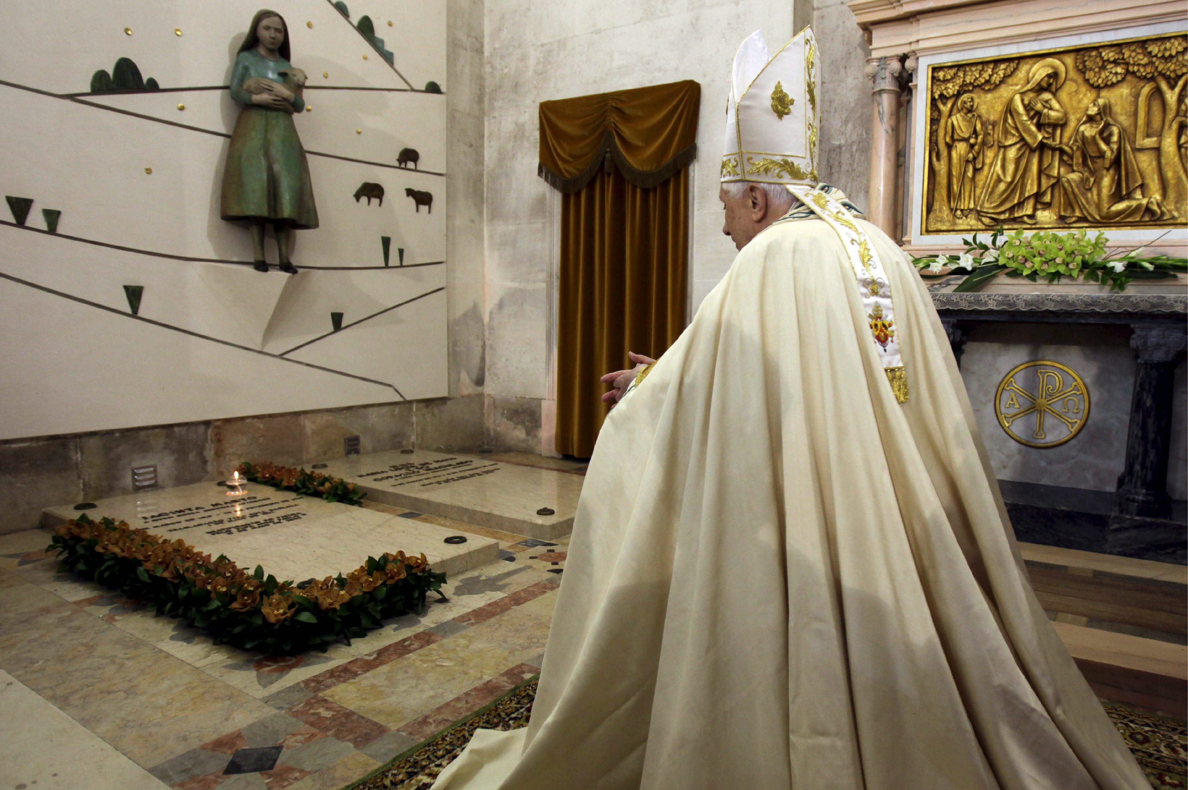 En 2010, el Papa Benedicto XVI reza durante la visita a la tumba de los niños videntes Lucía, Jacinta y Francisco, en el Santuario de Fátima con motivo de la festividad del 13 de mayo, fecha de la primera de las seis apariciones de la Virgen a estos niños en 1917.