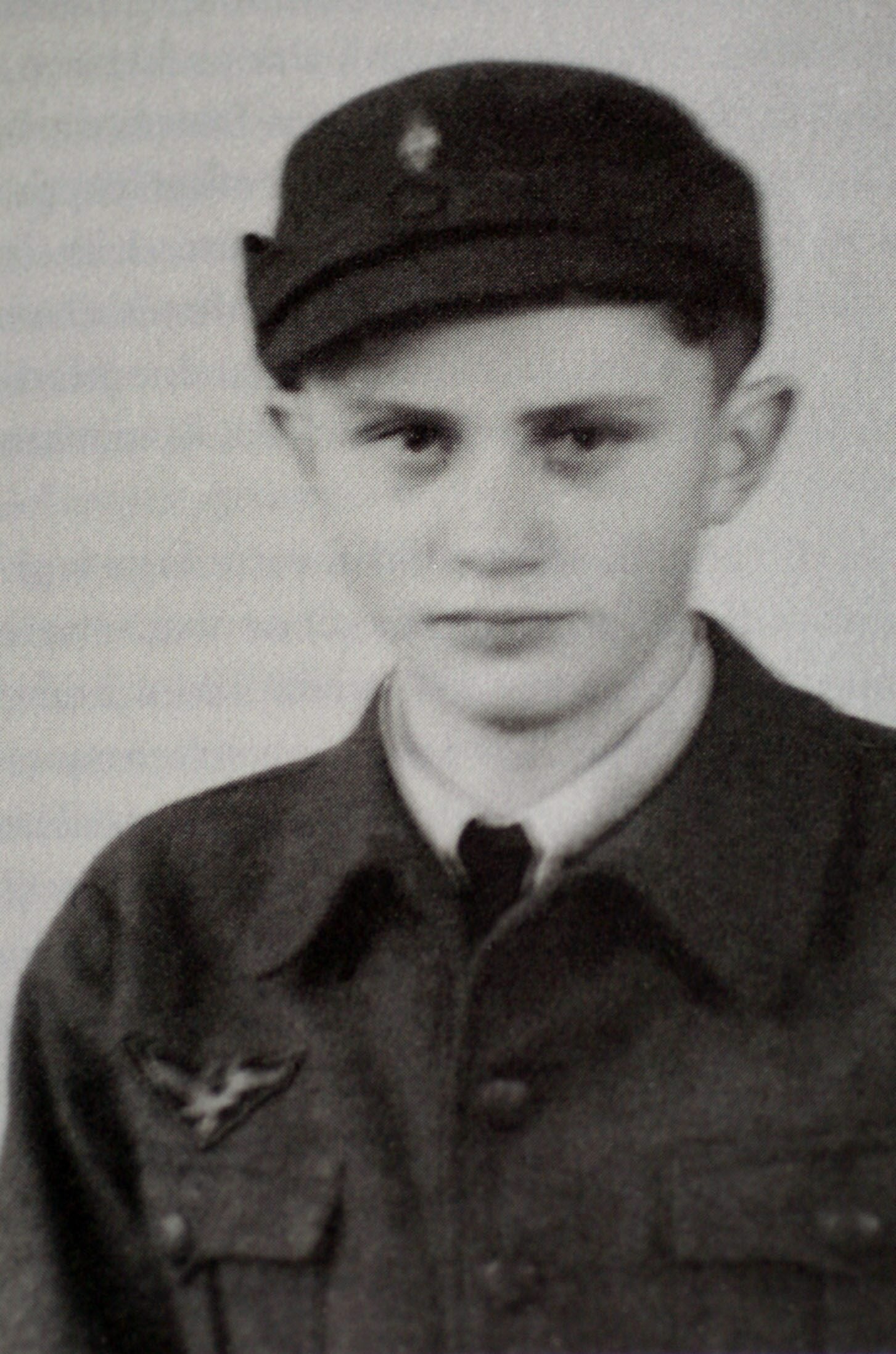  Joseph Ratzinger, con el uniforme de ayudante de la unidad militar antiaérea alemana, en una foto de 1943.