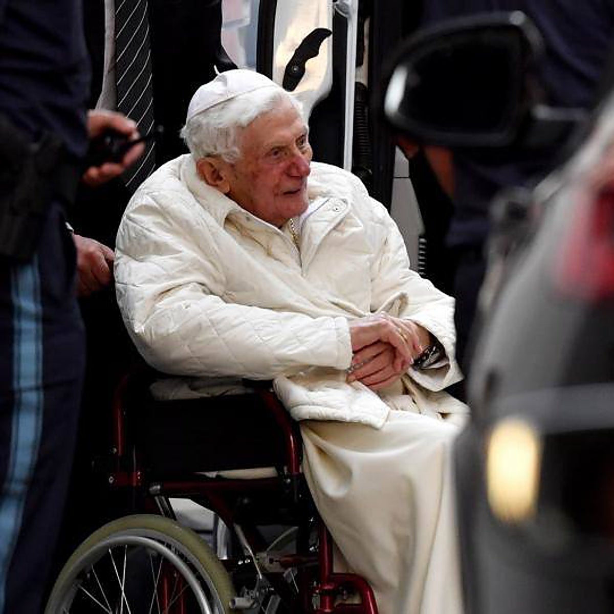 El Papa pide rezar por Benedicto XVI: «Está muy enfermo»