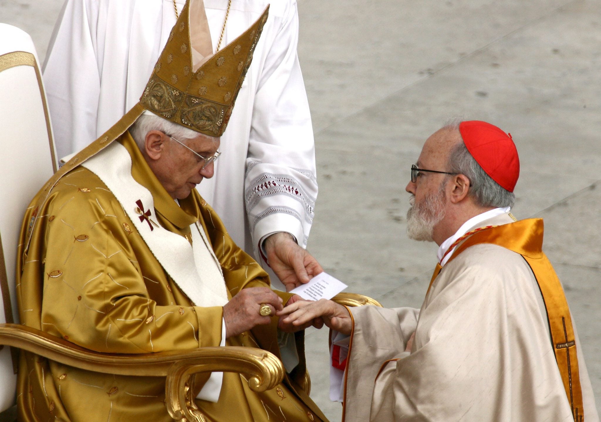 El papa Benedicto XVI impone el anillo cardenalicio al cardenal estadounidense Sean Patrick O'Malley durante una misa celebrada en la plaza de San Pedro del Vaticano, el 25 de marzo de 2006.