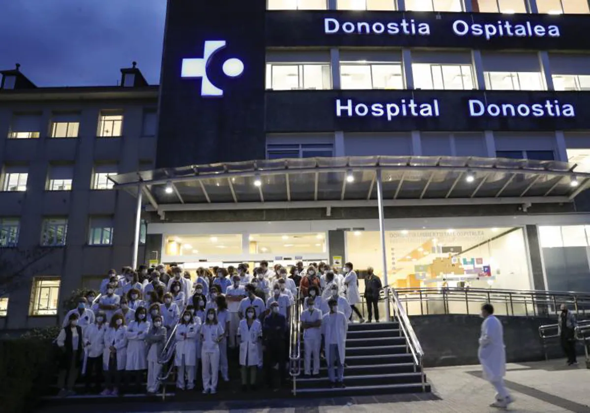 Los jefes de servicio del Hospital Donostia protestan para exigir reformas a Osakidetza