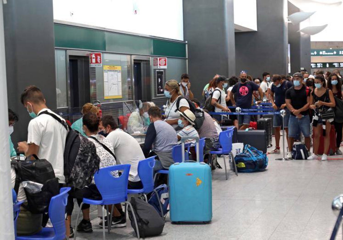 Viajeros procedentes de China haciéndose pruebas PCR en el aeropuerto de Milán