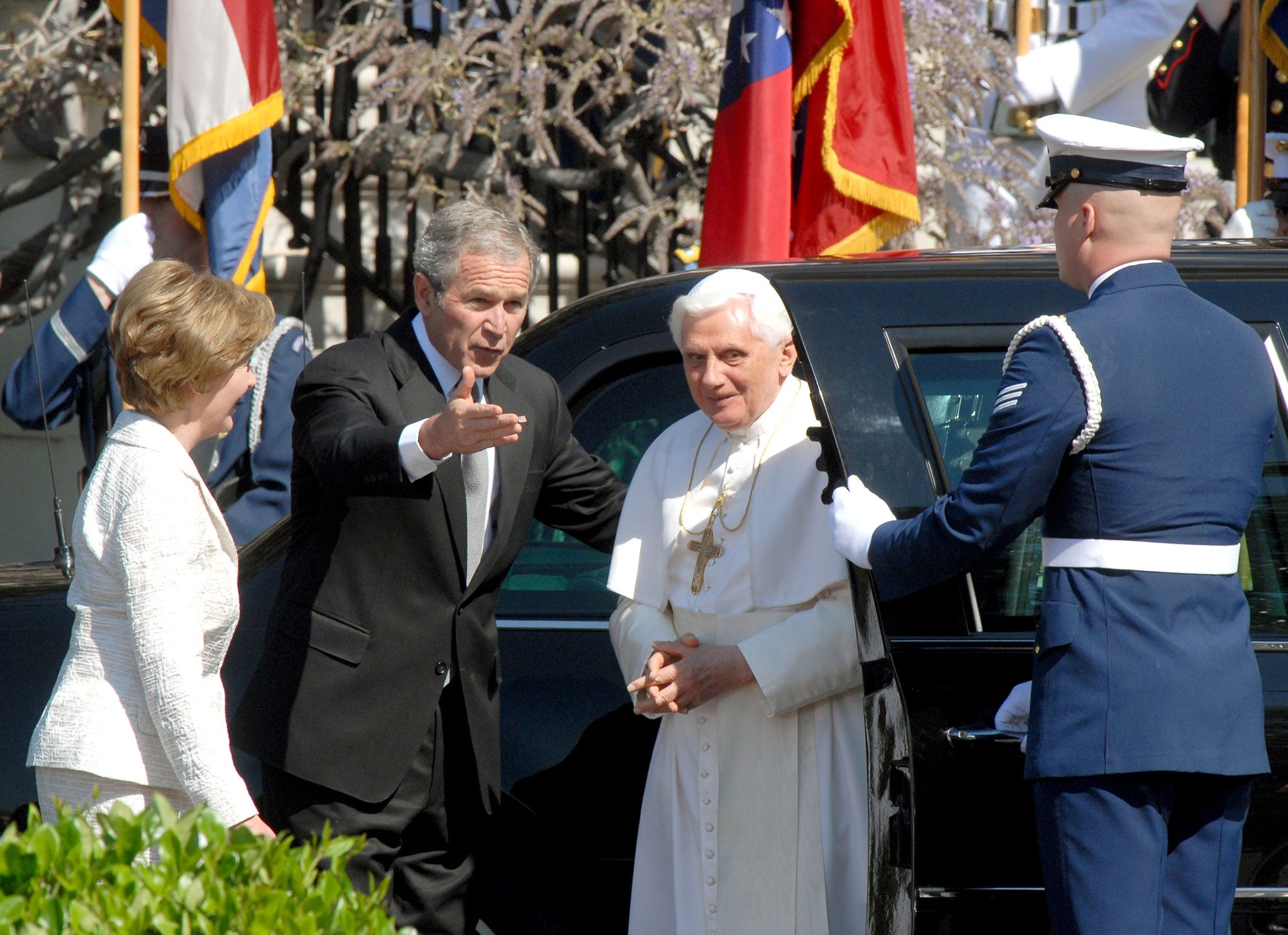En su visita a Estados Unidos coincidió con George Bush