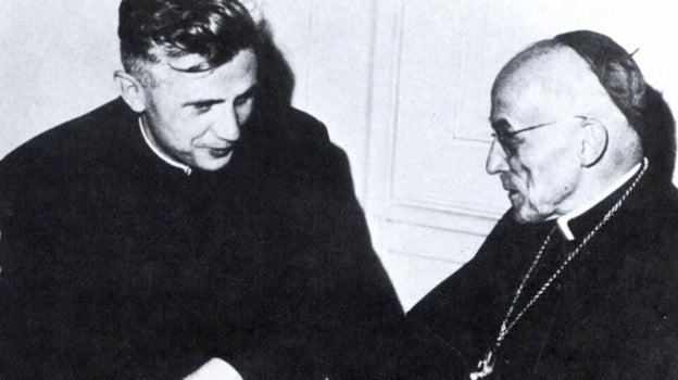 El joven Ratzinger junto al cardenal de Colonia, Joseph Frings, que le llevó al Concilio Vaticano II como consultor