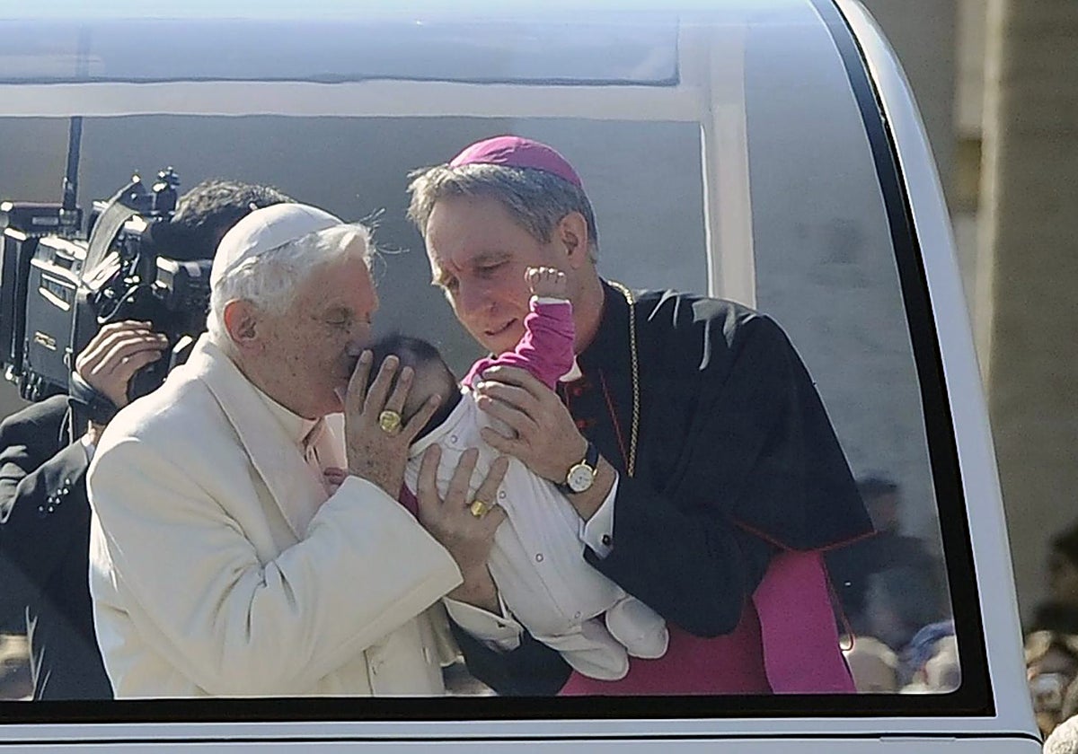 Benedicto XVI y Georg Gänswein, en la última audiencia del Papa emérito antes de su renuncia
