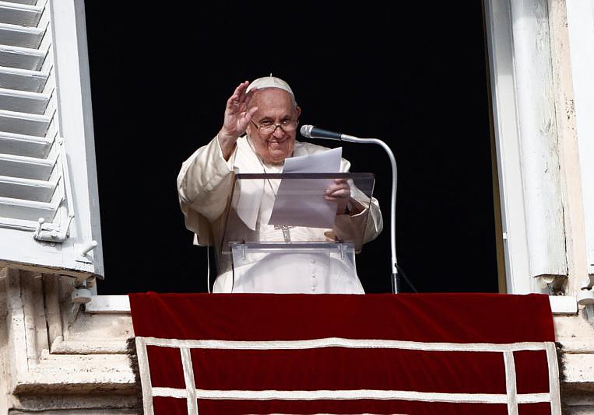 El Papa Francisco saluda durante el Ángelus