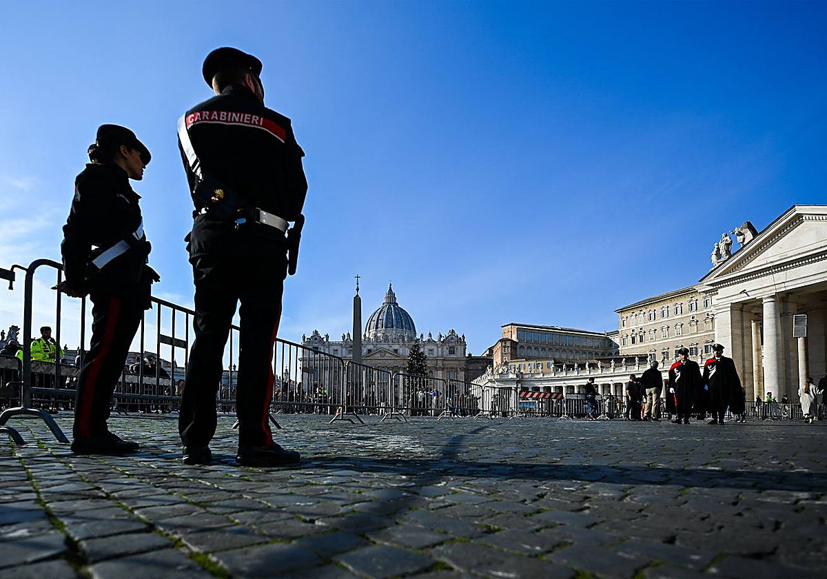 Agentes patrullan la plaza de San Pedro