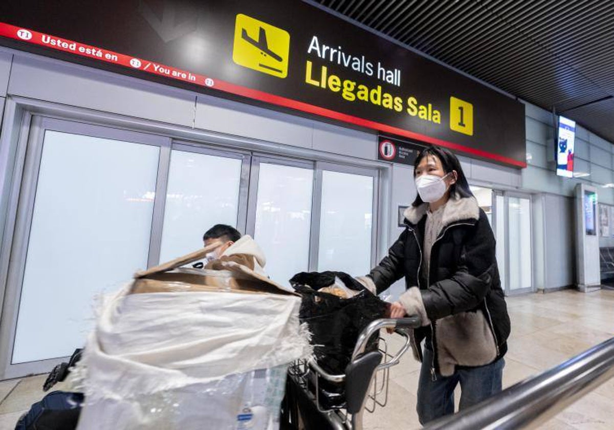 Viajeros en el aeropuerto de Madrid-Barajas este miércoles procedentes de China