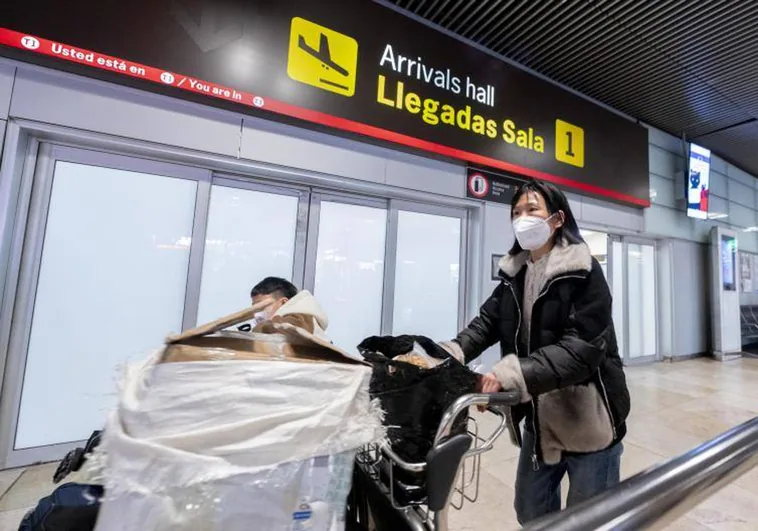 Comienzan las restricciones a viajeros procedentes de China en los aeropuertos españoles