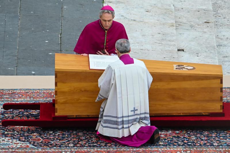 El secretario personal de Benedicto XVI, Georg Gänswein, deposita el evangelio sobre el ataúd del Pontífice