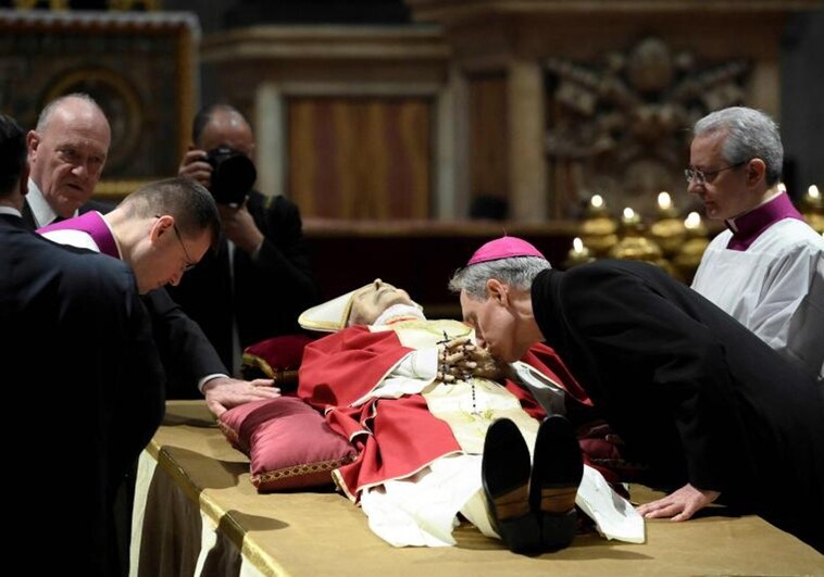 Los últimos momentos de Benedicto XVI narrados por su secretario personal