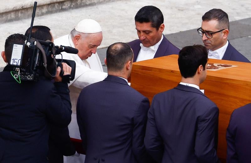 El Papa Francisco reza un último responso antes de que el féretro sea introducido en la basílica para ser llevado a las Grutas Vaticanas