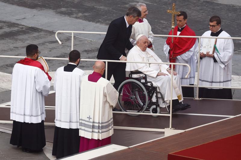 El Papa Francisco ha llegado en silla de ruedas al  altar situado en la plaza de San pedro