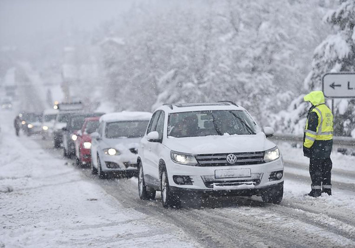 Una fila de coches parados, a 16 de enero de 2023, en Huesca, Aragón (España)