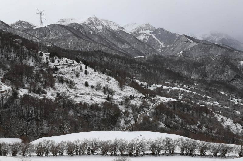 La nieve comienza a cubrir las montañas cercanas al puerto de Pajares, Lena (Asturias)