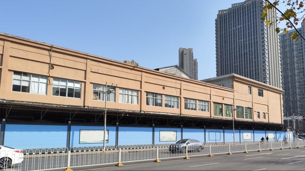 Una valla impide el acceso al mercado de Huanan, en Wuhan