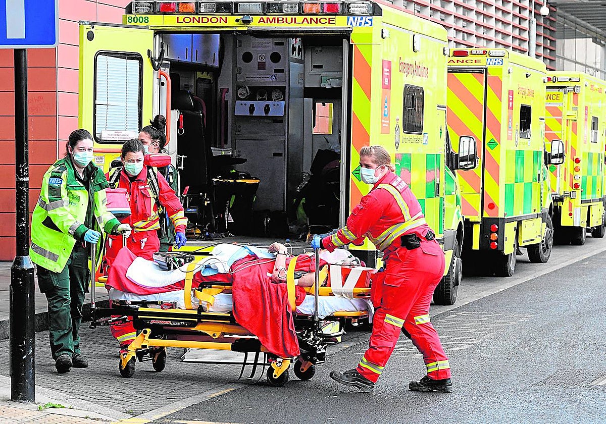 Ambulancias y personal sanitario en Reino Unido