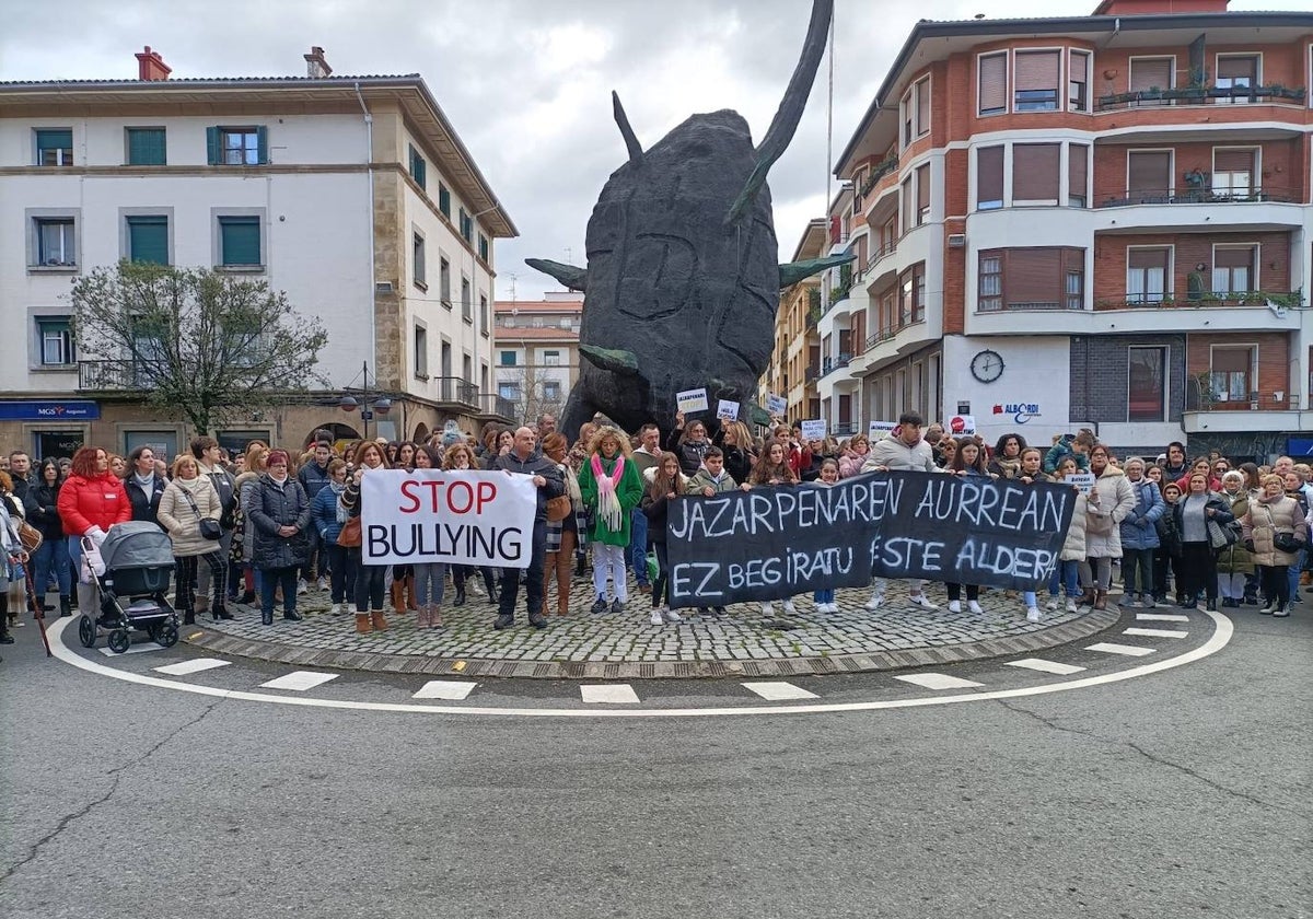 Concentración de vecinos en Amorebieta en apoyo de Haitz