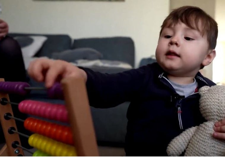 Un niño de 4 años aprende a leer solo en varios idiomas, incluido el mandarín