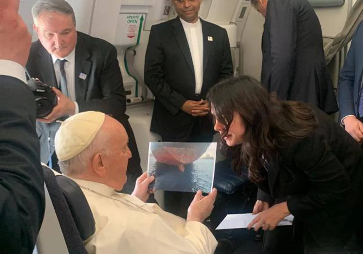 El papa dice que le «tocó» la foto de los migrantes en el hueco del timón