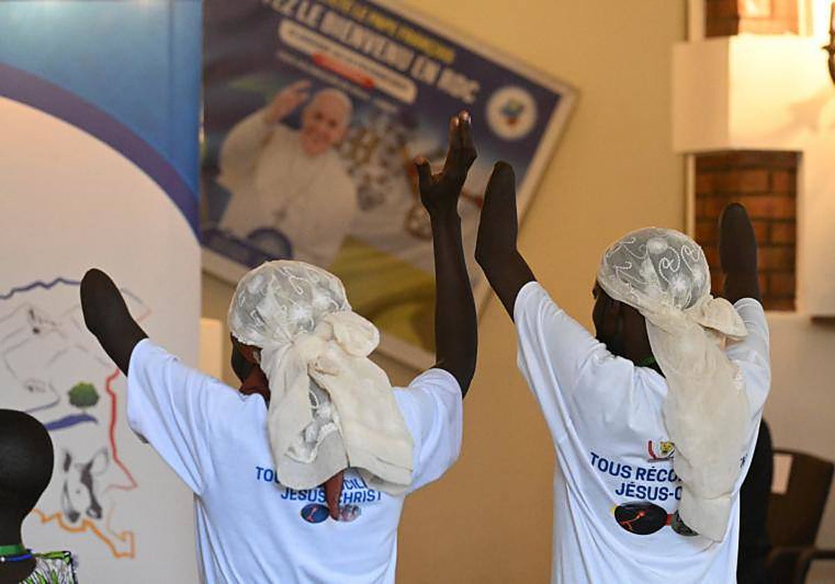 Dos de las víctimas de las milicias, mutiladas, saludan al Papa en el acto