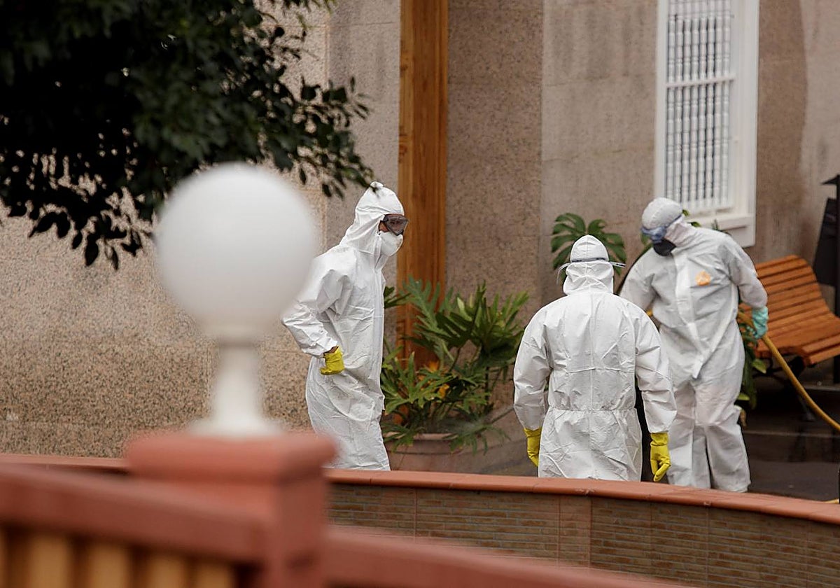 Operarios desinfectando, en abril de 2020, una residencia de mayores en Canarias