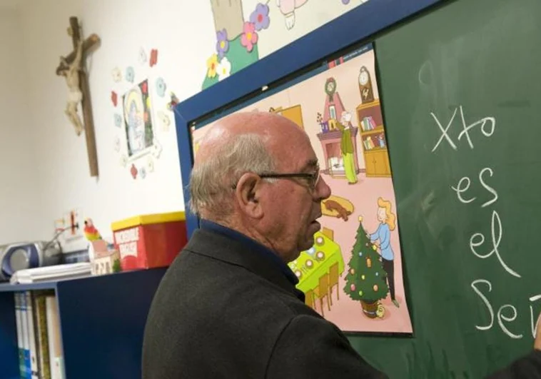 Un profesor de Religión imparte clase en un centro de Educación Primaria