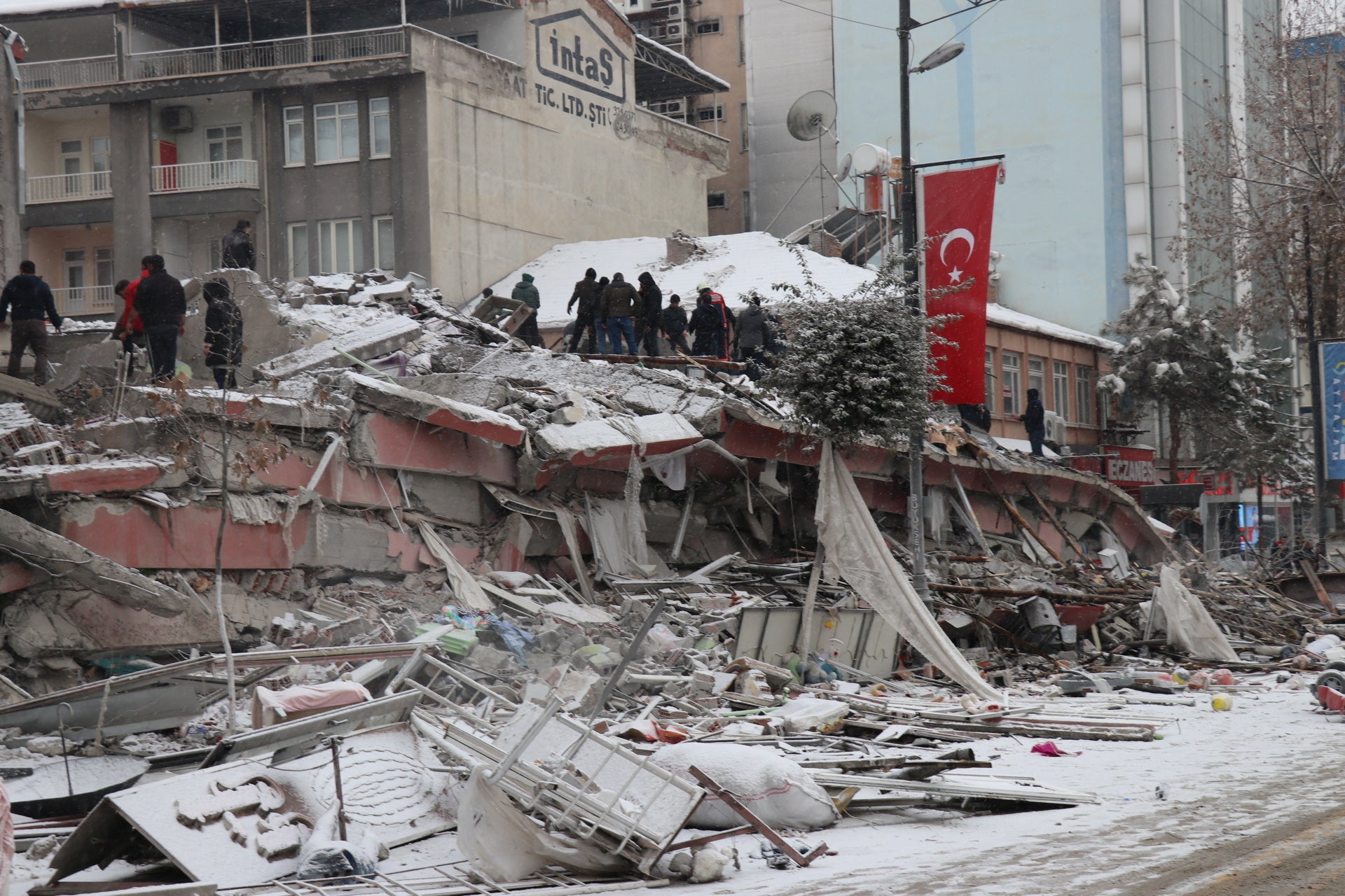 Rescatistas sacan a una persona de un edificio derrumbado tras un terremoto en Malatya, Turquía