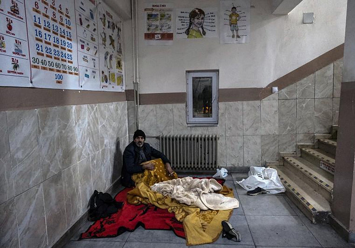 Hombre se refugia en un edificio estatal tras el terremoto en Diyarbakir, Turquía