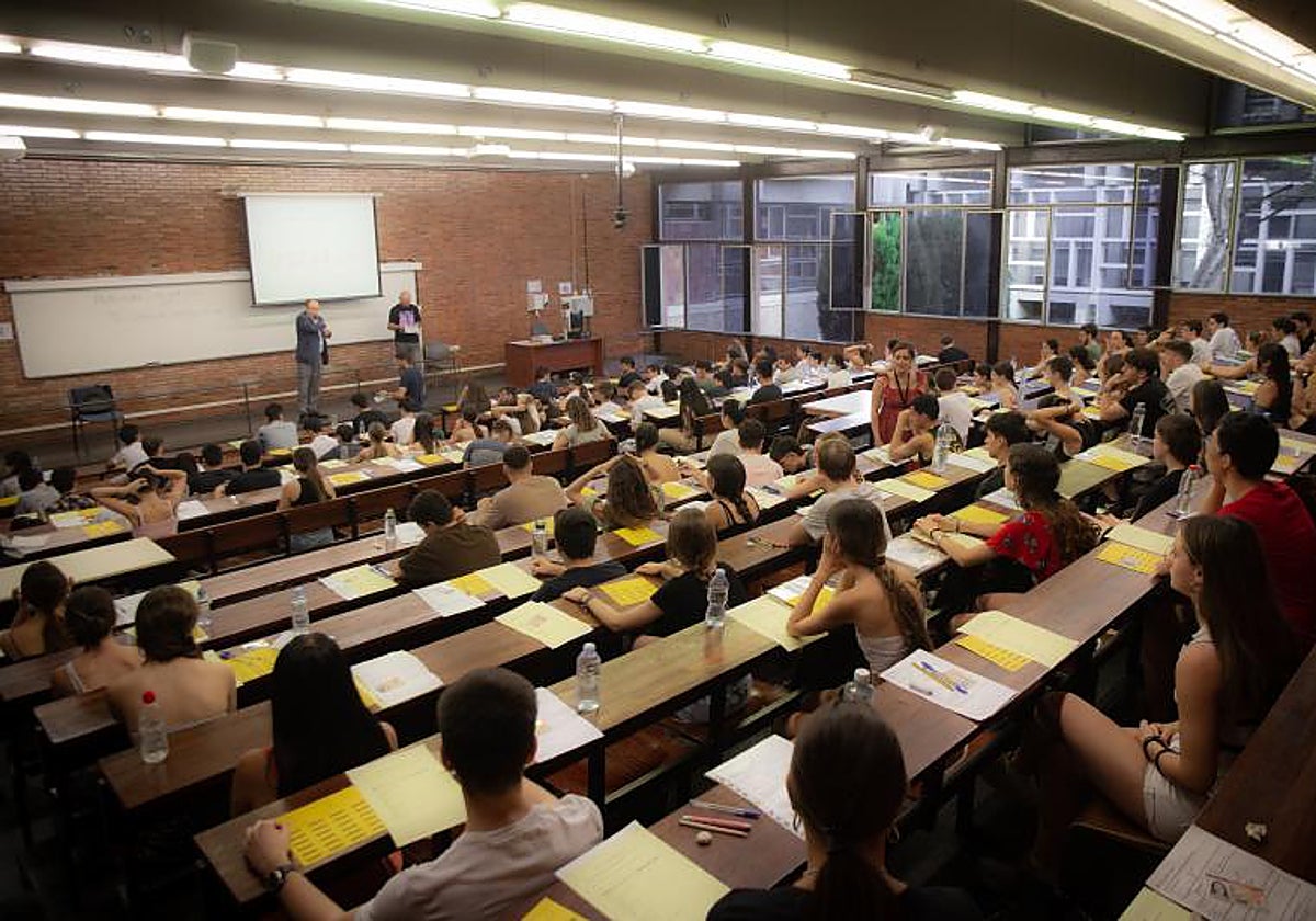 Varios alumnos antes de comenzar uno de los exámenes de Selectividad en 2022 en Cataluña