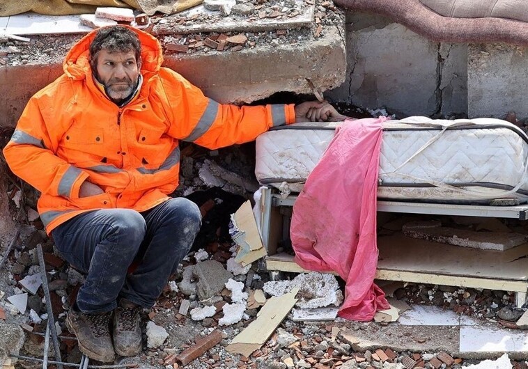 La desgarradora imagen de un padre que se niega a soltar la mano de su hija de 15 años fallecida bajo los escombros