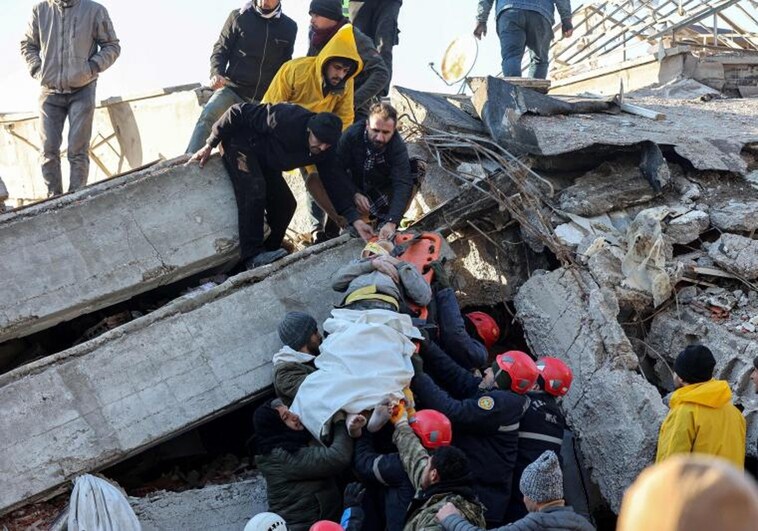 ¿Cuánto puede sobrevivir una persona bajo los escombros en un terremoto como el de Turquía?