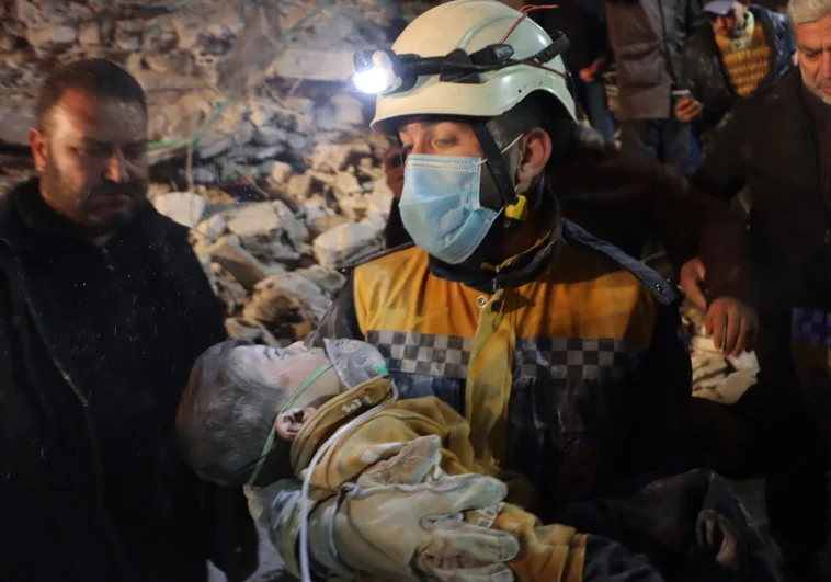 La labor de los 'Cascos blancos' en Siria: «He dormido tres horas en tres días y no pararé hasta sacar a todos de los escombros»