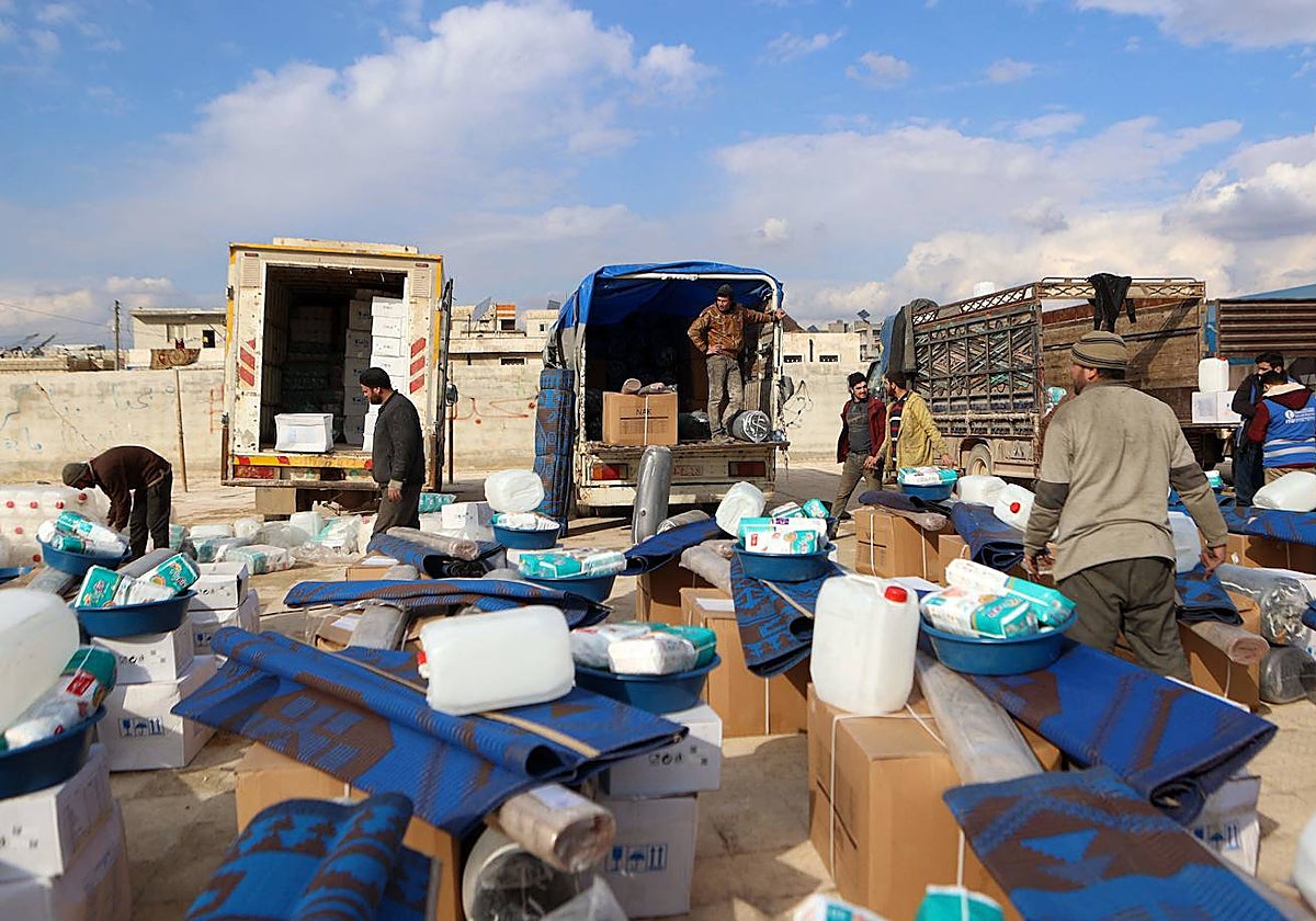Voluntarios distribuyen el material de ayuda que llega en Siria