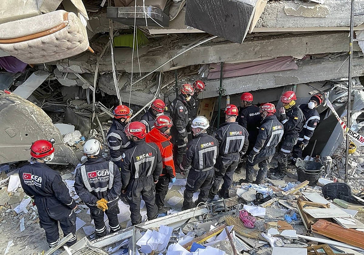 Bomberos españoles participan en las tareas de rescate en Turquía