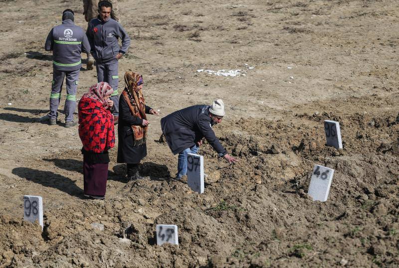 Familiares de los fallecidos se despiden en cementerios improvisados al sur de Turquía