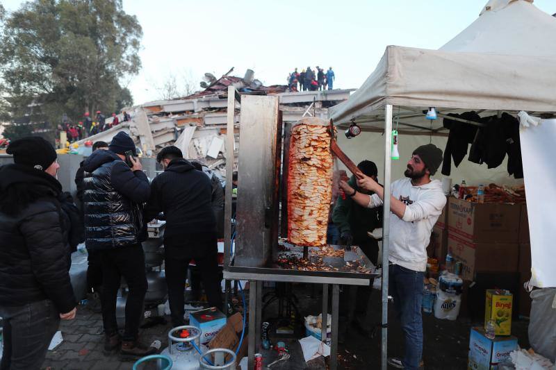Reparto de alimentos gratuitos en la zonas afectadas de Turquía