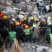 Rescatados con vida una madre y su hijo tras llevar 101 horas sepultados por escombros en Turquía