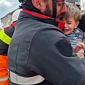 La UME consigue el milagro: rescata con vida a dos niños tras cinco días bajo los escombros