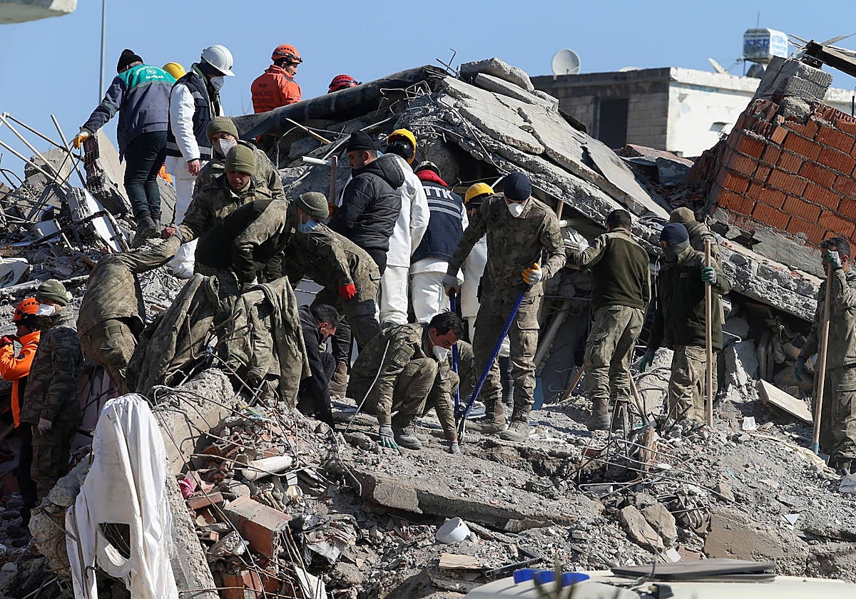 Soldados turcos buscan víctimas en un edificio derrumbado tras un gran terremoto en el distrito de Islahiye de la ciudad de Gaziantep.